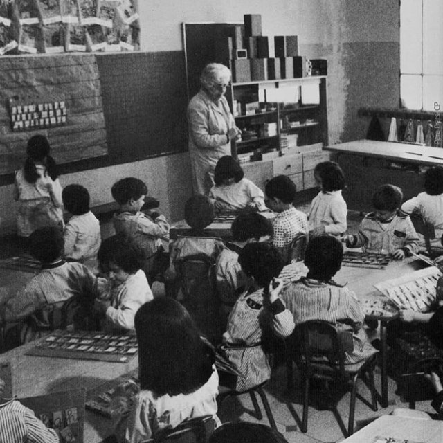 Cèlia Artiga fent classe a un grup d'escolars