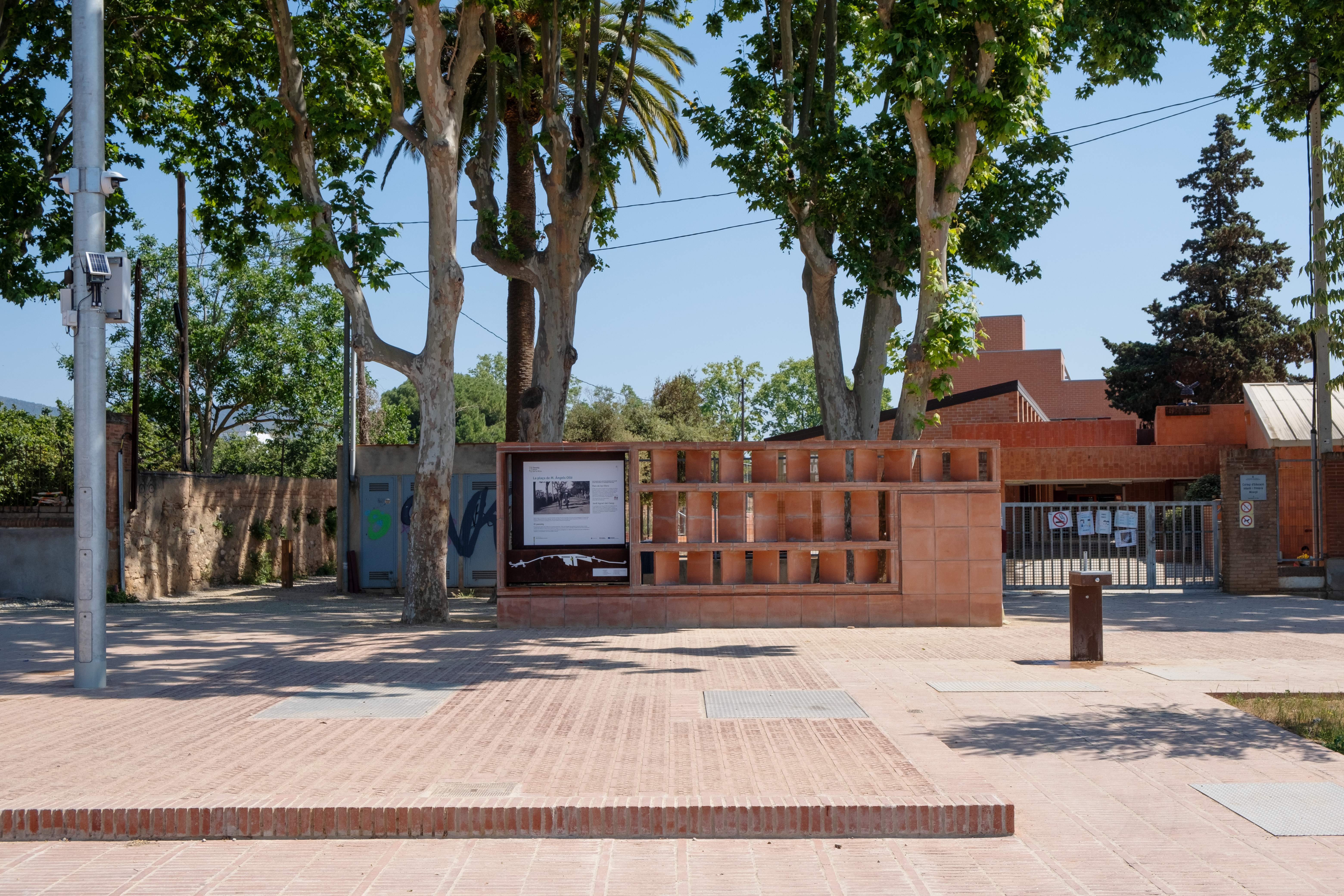 La plaça de M. Àngels Ollé, amb l'escola Mowgli al fons