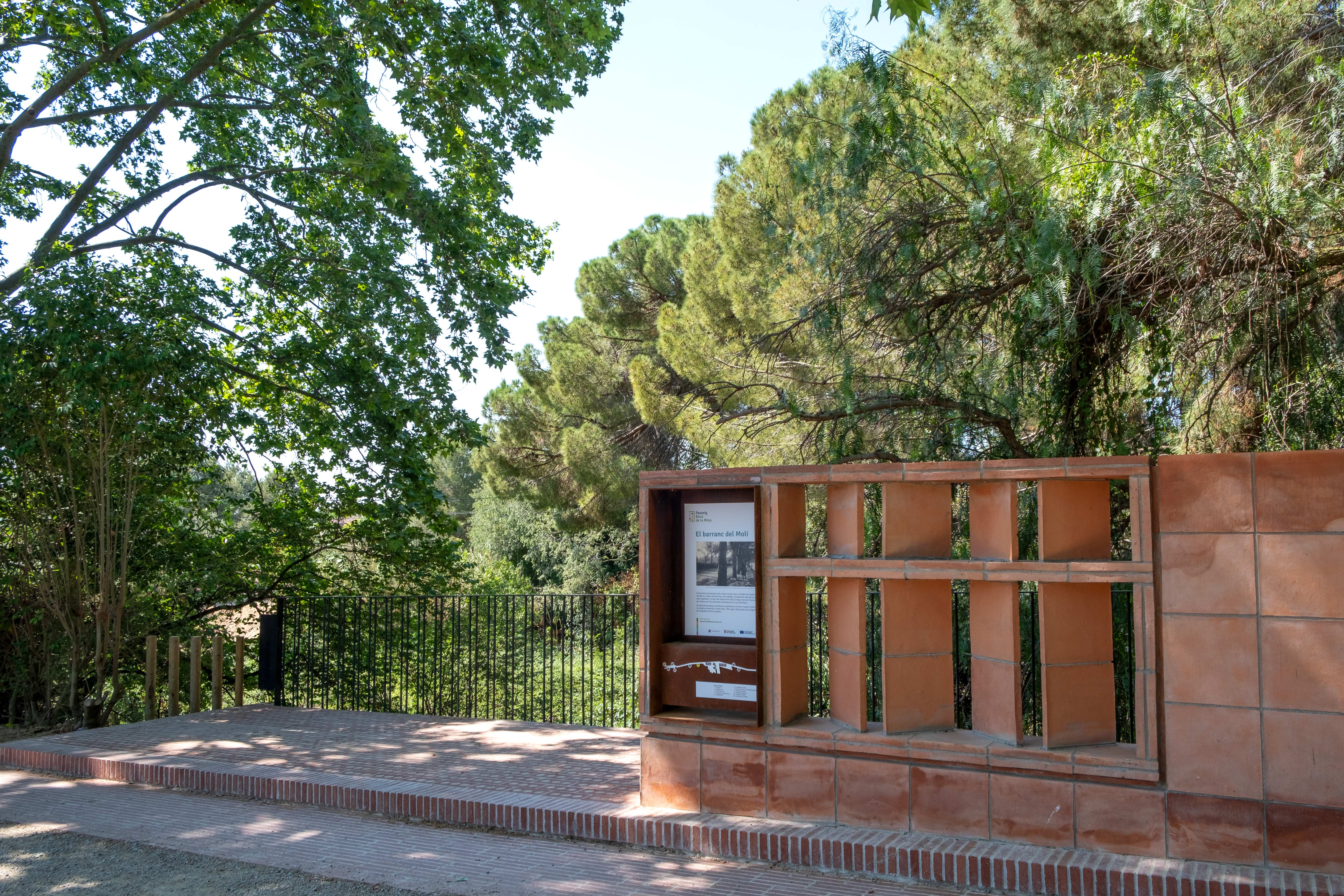 Un dels plafons informatius que ens acosten detalls de la història del passeig