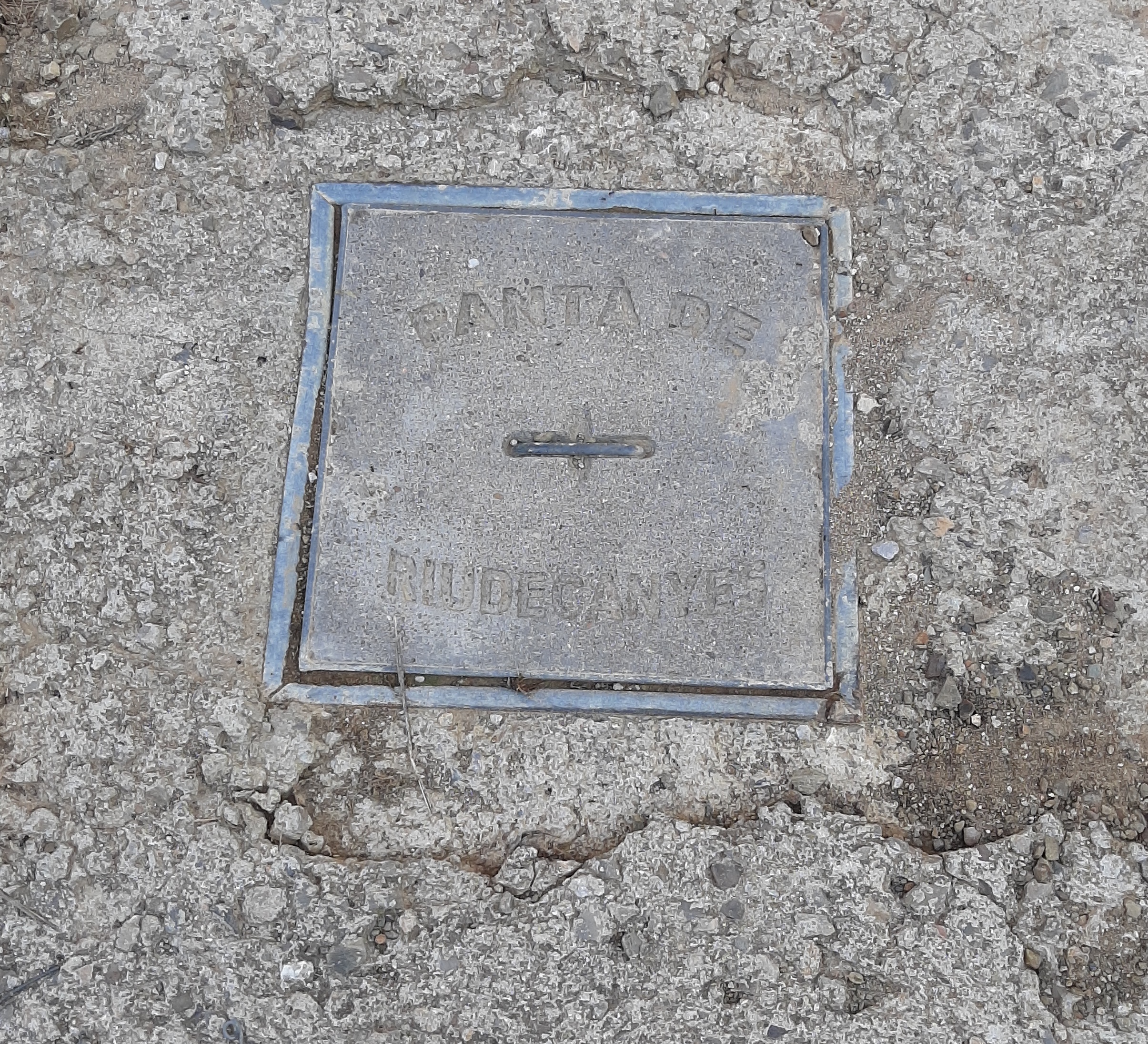 Indicador del pantà en un dels camins dels voltants del passeig